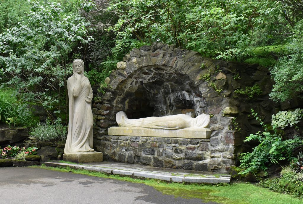Sculpture par De Villiers - Jardin du chemin de la croix à l'Oratoire Saint-Joseph