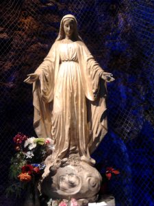 Vierge Marie sur le roc