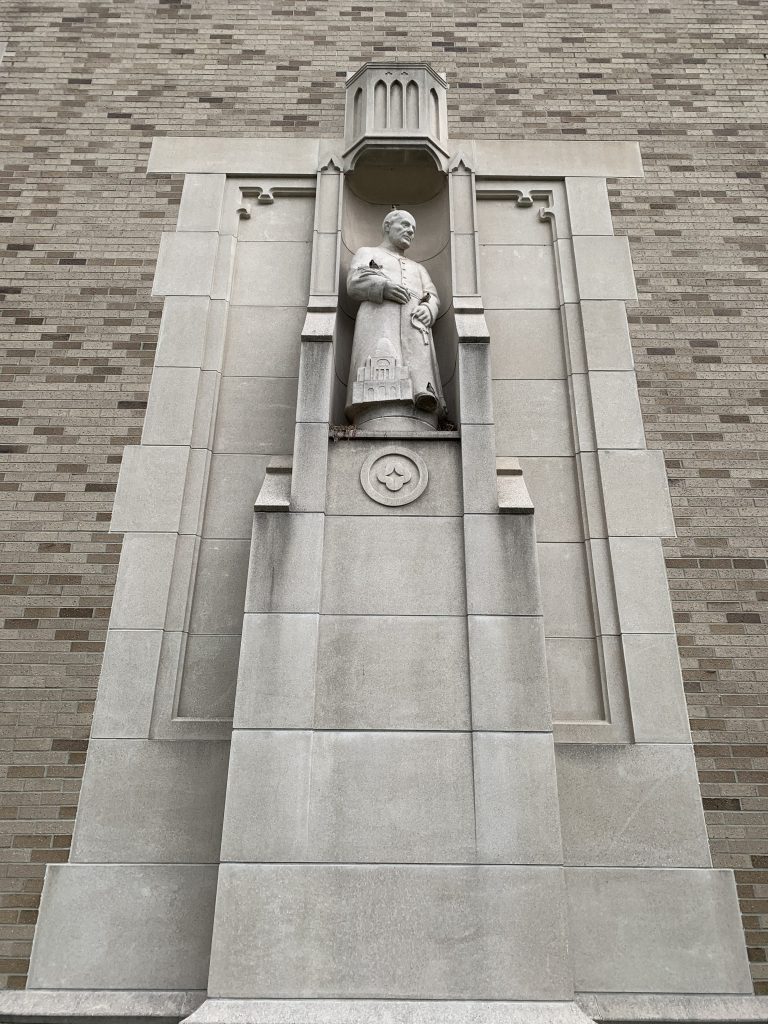 Statue de saint frère André devant le pavillon Eck. Photographe : David Bureau