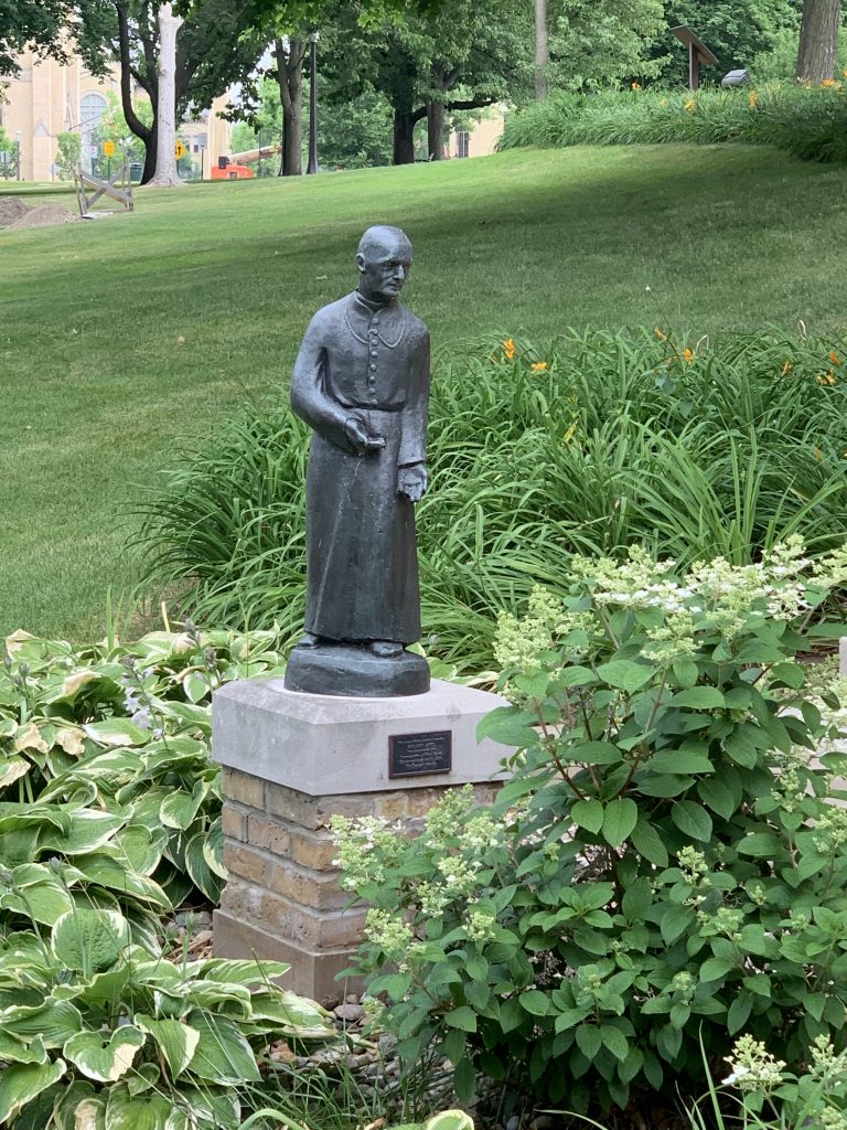Statue de saint frère André devant le vieux collège. Photographe : David Bureau
