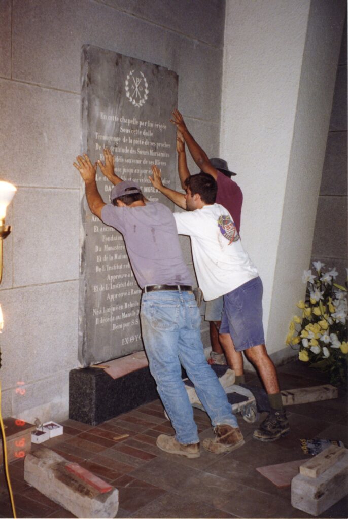 Installation de la pierre tombale